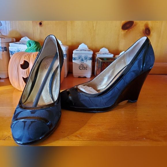 New Coach Kerryann Signature Black Patent Leather Wedge Pumps 🖤❣ - Picture 3 of 7